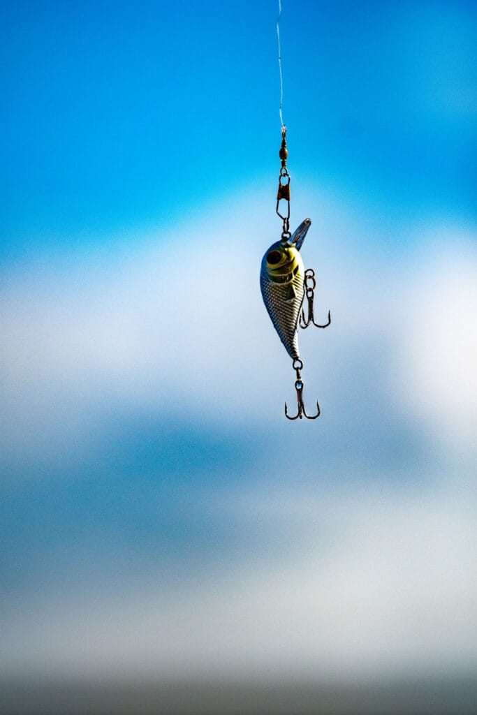 Metallic flutter spoon fishing lure